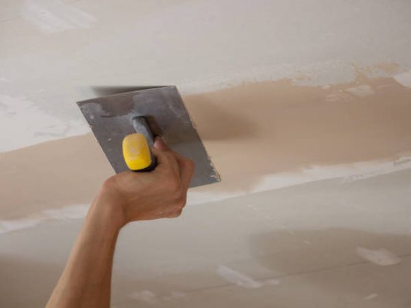 the master plasters the walls and ceiling. Selective focus